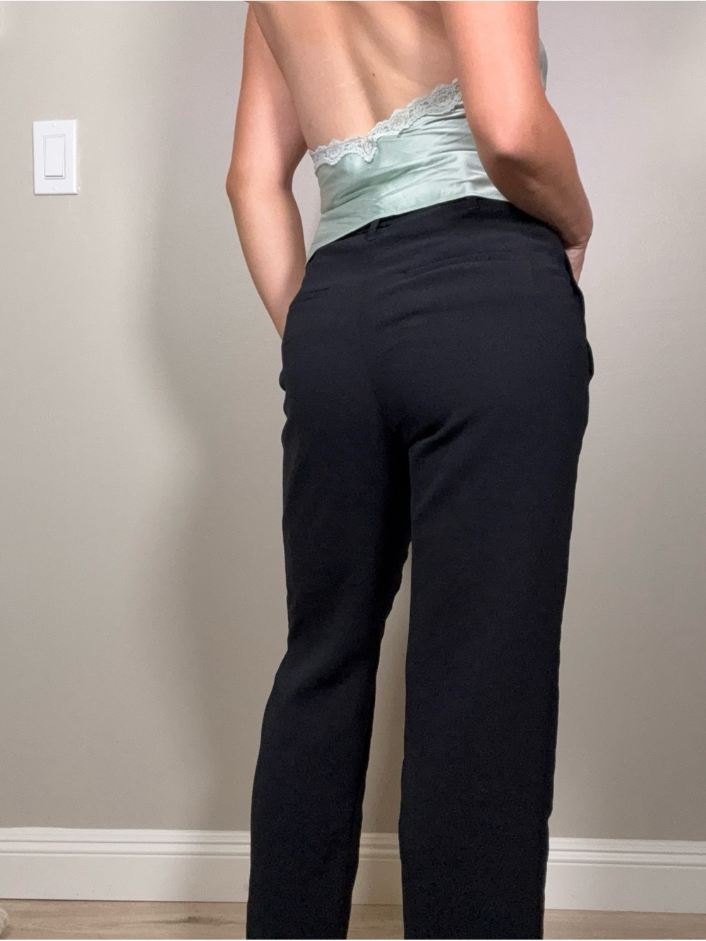 Aritzia Carrot Pants in black - size 2 - Picture 3 of 6